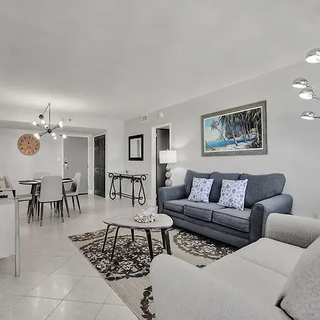 Cozy Beachfront 2 Bdr Miami Beach Condo 406